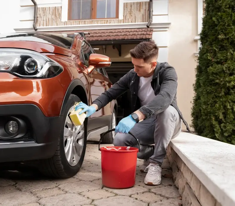 Lavage auto à domicile La Croix-sur-Gartempe : professionnel intervenant sur un véhicule